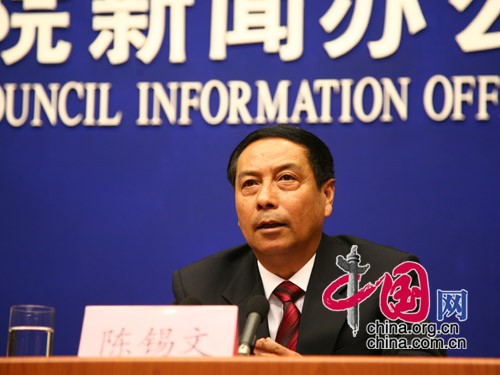Chen Xiwen, director of the Office of the Central Leading Group on Rural Work briefed press conference on maintaining stable development of agriculture and promoting sustainable increase of peasants' income on Feb.2, 2009.