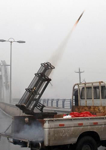 One of the rain rockets sets off on Monday, February 2, 2009, with the goal to increase rain in Linfen, a city in the southeastern part of northern Shanxi province. [Photo: Xinhua]