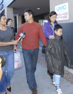 Wu Shuang, 8, leaves a hospital in Las Vegas, Nevada, on Sunday with his father Wu Shougui and mother Bao Ruihua, who were discharged earlier.