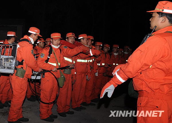 Soldiers of the Kunming City Forest Detachment of the Armed Police rushed to the scene with a forest fire in southwest China's Yunnan Province February 2, 2009.