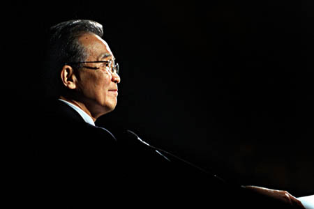 Chinese Premier Wen Jiabao delivers a speech at the welcoming dinner party held by the China-Britain Business Council in London Feb. 1, 2009. 