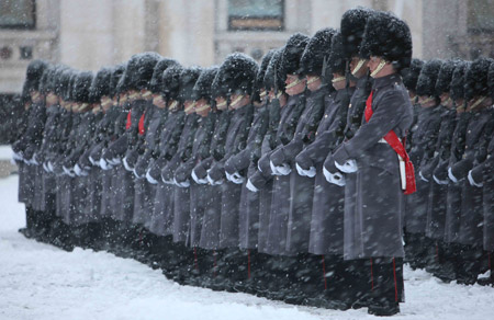 Britain honour guards stand in the snow in London, on Feb. 2, 2009. Roads, airports and schools were forced to close, buses and underground train services suspended, extreme weather warnings issued as the record-breaking snow hit much of Britain early Monday, it is believed to be the worst-ever snowfall in southeastern England since 1991. (Xinhua/Yao Dawei)