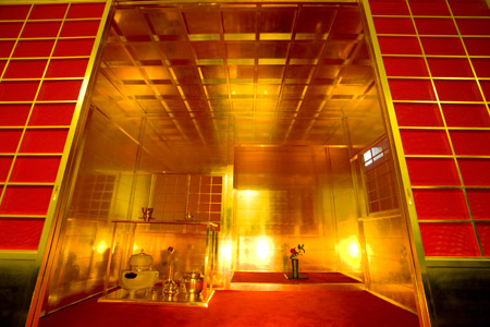 The picture taken on Feb. 2, 2009 shows a golden tea ceremony room and a golden tea set on display at a gold exhibition in Tokyo, Japan.(Xinhua/Ren Zhenglai)