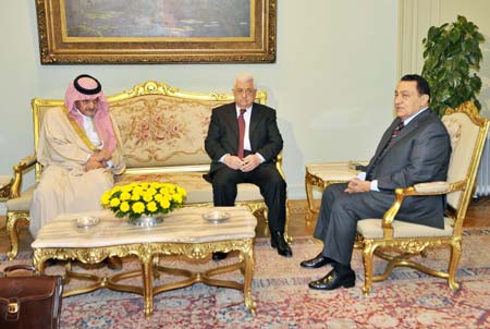 Egyptian President Hosni Mubarak (R) meets with visiting Palestinian President Mahmoud Abbas (C) and Saudi Arabia's Foreign Minister Prince Saud bin al-Faisal in Cairo, capital of Egypt, on Feb. 2, 2009.