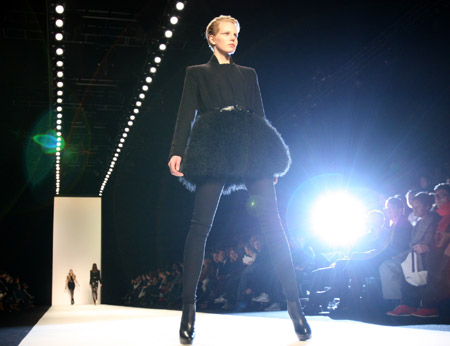 A model presents a creation by Felder.Felder at the Berlin Fashion Week 2009 in Berlin, Feb. 1, 2009. (Xinhua/Reuters Photo)