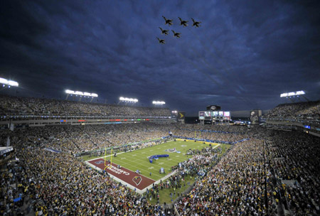 U.S. Air Force Thunderbirds fly over the field prior to the start of the NFL's Super Bowl XLIII football game between the Pittsburgh Steelers and the Arizona Cardinals in Tampa, Florida, Feb. 1, 2009.(Xinhua/Reuters Photo)