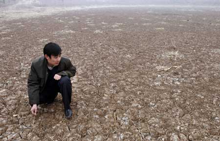  Photo taken on Feb. 2, 2009 shows the droughty reservoir in Yiyang County of Luoyang city, central China's Henan Province.