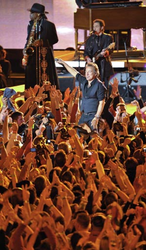 Musician Bruce Springsteen performs during the halftime show for the NFL's Super Bowl XLIII football game between the Arizona Cardinals and the Pittsburgh Steelers in Tampa, Florida, February 1, 2009. 