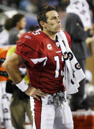 Arizona Cardinals Kurt Warner stands on the sidelines as his team plays the Pittsburgh Steelers in the fourth quarter during the NFL's Super Bowl XLIII football game in Tampa, Florida, February 1, 2009.