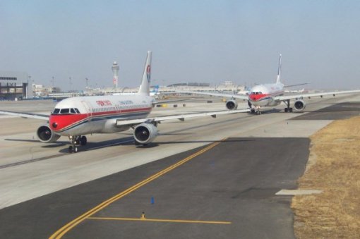 Two China Eastern jets queueing for take-up in Beijing Capital International Airport (PEK) [Maverick/China.org.cn]