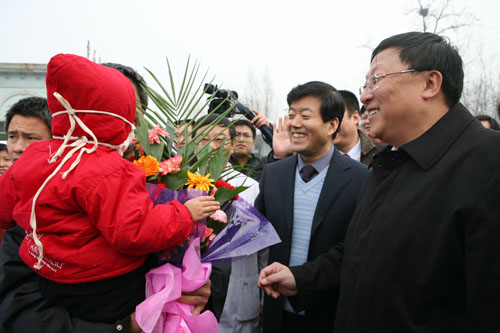Shanxi provincial health officials (first and second from right) greet a 2-year-old baby girl who was fully recovered on Tuesday from bird flu that was diagnosed early on January 17. The baby left hospital on February 3, 2009 after being kept under close watch and treatment by a medical expert team for three weeks. [Photo: daynews.com.cn]