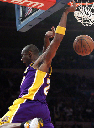 Los Angeles Lakers' Kobe Bryant makes a slam dunk during the NBA game against New York Knicks held in New York, the United States, Feb. 2, 2009. Los Angeles Lakers won 126-117.