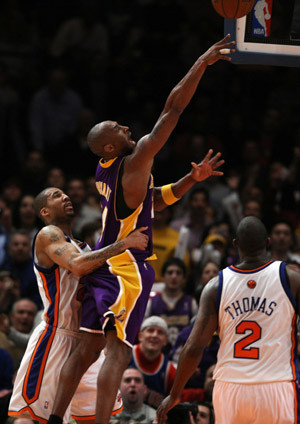 Los Angeles Lakers' Kobe Bryant (C) goes up to shoot during the NBA game against New York Knicks held in New York, the United States, Feb. 2, 2009. Los Angeles Lakers won 126-117.