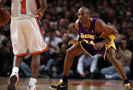 Los Angeles Lakers' Kobe Bryant (R) defenses Chris Duhon of the New York Knicks during their NBA game held in New York, the United States, Feb. 2, 2009. Los Angeles Lakers won 126-117.