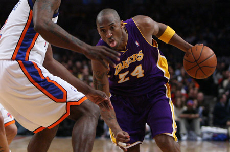 Los Angeles Lakers' Kobe Bryant (R) breaks through during the NBA game against New York Knicks held in New York, the United States, Feb. 2, 2009. Los Angeles Lakers won 126-117.