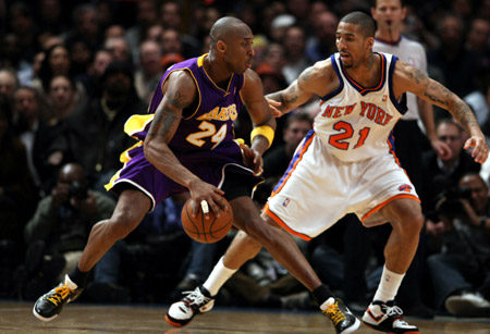 Los Angeles Lakers' Kobe Bryant (L) challenges against Wilson Chandler of the New York Knicks during their NBA game held in New York, the United States, Feb. 2, 2009. Los Angeles Lakers won 126-117.
