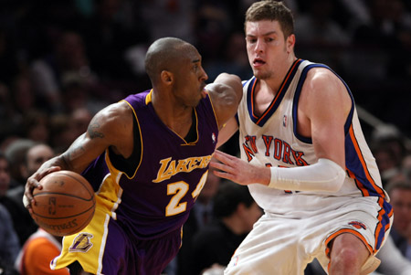 Los Angeles Lakers' Kobe Bryant (L) challenges David Lee of the New York Knicks during their NBA game held in New York, the United States, Feb. 2, 2009. Los Angeles Lakers won 126-117.