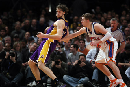 Los Angeles Lakers' Pau Gasol (L) challenges David Lee of the New York Knicks during their NBA game held in New York, the United States, Feb. 2, 2009. Los Angeles Lakers won 126-117.