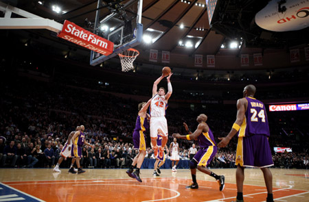 David Lee (C) of the New York Knicks shoots during the NBA game against Los Angeles Lakers held in New York, the United States, Feb. 2, 2009. Los Angeles Lakers won 126-117.