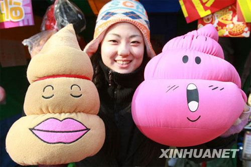 A series of large-sized cartoon toy is widely received among young temple fair visitors in Beijing during the Ox Year spring festival. [Photo: Xinhuanet] 