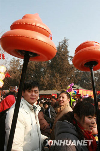 A series of large-sized cartoon toy is widely received among young temple fair visitors in Beijing during the Ox Year spring festival. [Photo: Xinhuanet]