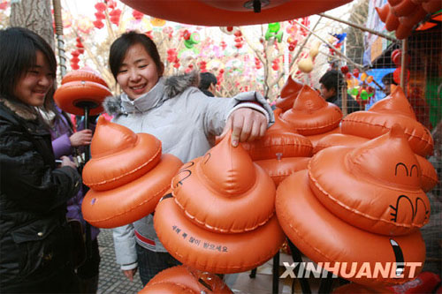 A series of large-sized cartoon toy is widely received among young temple fair visitors in Beijing during the Ox Year spring festival. [Photo: Xinhuanet]