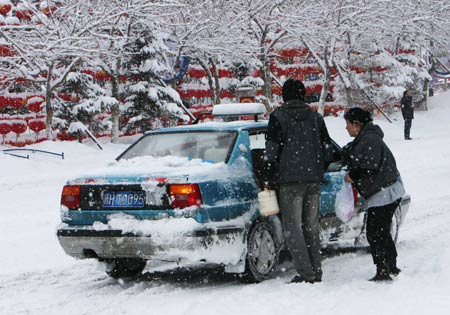 A heavy snowfall hits Altay area in northwest China's Xinjiang Uygur Autonomous Region Feb. 3, 2009, causing inconvenience to trffic. 