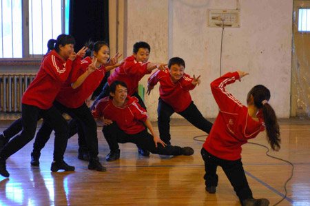 Performers attend a rehearsal for the performance of the opening ceremony of the 24th World Winter Universiade in Harbin, capital of northeast China's Heilongjiang Province, Feb. 3, 2009. (Xinhua/Wang Song)