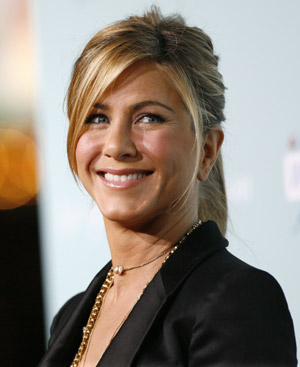 Cast member Jennifer Aniston poses at the premiere of the movie 