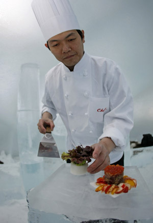 A chef prepares dinner on an ice plate for the visitor of the ice hotel during a photo opportunity in the Alpha Resort-Tomamu's ice village in Shimukappu town, Japan's northern island of Hokkaido, Feb. 3, 2009. (Xinhua/Reuters Photo)