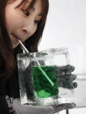 A woman drinks cocktail from an ice glass at the ice bar during a photo opportunity in the Alpha Resort-Tomamu's ice village in Shimukappu town, Japan's northern island of Hokkaido, Feb. 3, 2009.(Xinhua/Reuters Photo)