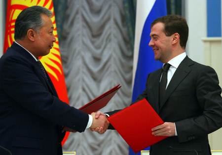 Russian President Dmitry Medvedev (R) and his Kyrgyz counterpart Kurmanbek Bakiyev shake hands after signing documents in Moscow February 3, 2009. 