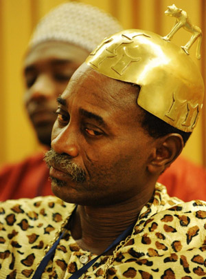 A member of the Forum of the Kings, Princes, Sultans and traditional tribal Sheikhs in Africa, attends a press conference on union government at the 12th African Union (AU) Summit in Addis Ababa, capital of Ethiopia, Feb. 3, 2009. 