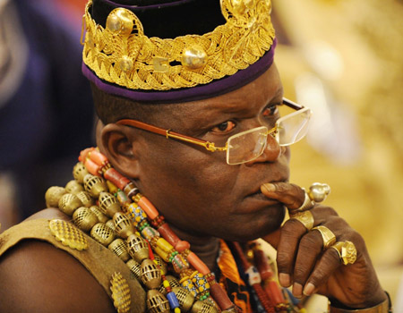 A member of the Forum of the Kings, Princes, Sultans and traditional tribal Sheikhs in Africa, attends a press conference on union government at the 12th African Union (AU) Summit in Addis Ababa, capital of Ethiopia, Feb. 3, 2009. 