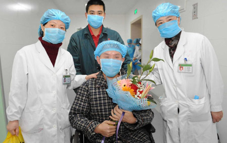 The bird flu patient surnamed Zhou (C) is on his way to transfer from an isolation ward to a regular ward at Guizhou Provincial People's Hospital in Guiyang, the provincial capital of southwest China's Guizhou, on Tuesday, February. 3, 2009. The 29-year-old man was hospitalized for fever on January 15 and was confirmed to be infected with bird flu on January 24. Doctors said on Feb. 2 that he was in stable condition. [Photo: Xinhua/Yang Ying]