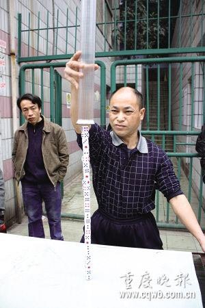 44-year-old Cai Dongsheng rolls 28 dices up and piles them up in a straight line on Wednesday, February 4, 2009 in southwest China's Chongqing Municipality. [Photo: cqwb.com.cn]