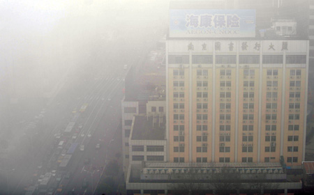 Thick fog envelops urban area of Nanjing, capital of east China's Jiangsu Province, Feb. 4, 2009. [Jiang Fan/Xinhua]