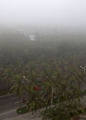 Thick fog envelops urban area of Haikou, capital of south China's Hainan Province, Feb. 4, 2009. [Zhao Yingquan/Xinhua] 