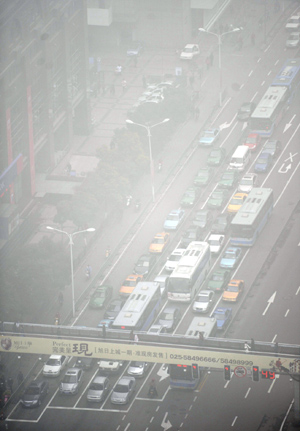 Thick fog envelops urban area of Nanjing, capital of east China's Jiangsu Province, Feb. 4, 2009. [Jiang Fan/Xinhua] 