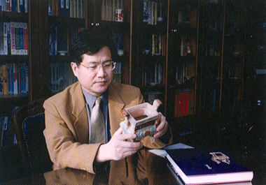 Collector and journalist Qian Handong [Shanghai Daily] 