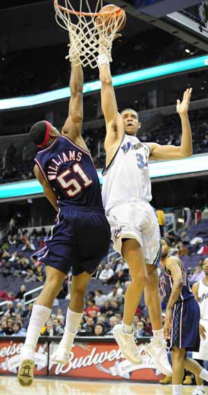 WASHINGTON, Feb. 5, 2009 (Xinhua) -- Washington Wizards' JaVale McGee (R) shoots past Sean Williams of New Jersey Nets during their NBA game held in Washington, the United States, February 4, 2009. New Jersey Nets won 115-88. 