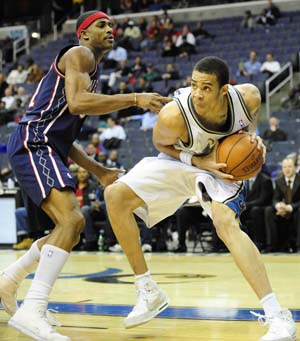 Washington Wizards' JaVale McGee (R) is defended by Sean Williams of New Jersey Nets during their NBA game held in Washington, the United States, February 4, 2009. New Jersey Nets won 115-88.