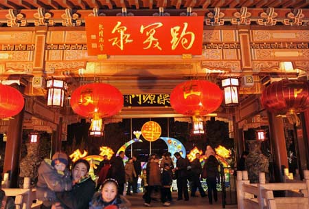 Tourists visit the Baotu Spring Park in Jinan, capital of east China's Shandong Province, late Jan. 27, 2009. Surveys have showed that the seven-day national Spring Festival holidays starting from Jan. 25 witnessed 7.13 million tourists across Shandong Province, 16.3 percent more than the same period last year, and tourism income of 4.58 billion RMB yuan (670 million U.S. dollars), up 19.6 percent. (Xinhua/Zhu Zheng)