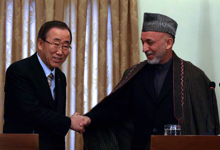 Secretary General of the United Nations Ban Ki-moon (L) and Afghan President Hamid Karzai hold a joint press conference in Kabul, capital of Afghanistan, Feb. 4, 2009. Secretary General of the United Nations Ban Ki-moon Wednesday morning arrived in Kabul for talks with Afghan President Hamid Karzai. (Xinhua/Zabi Tamanna)