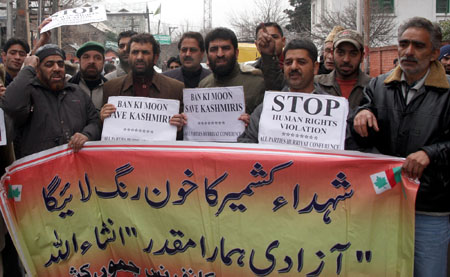 Kashmiri Muslim protestors shout pro-freedom slogans during a demonstration in Srinagar, summer capital of Indian controlled Kashmir, Feb. 4, 2009. The protestors demanded United Nation's more active role in resolving Kashmir issue as UN General Secretary Ban Ki-Moon started a two-day visit to India and Pakistan starting on Wednesday.(Xinhua/Javed Dar)