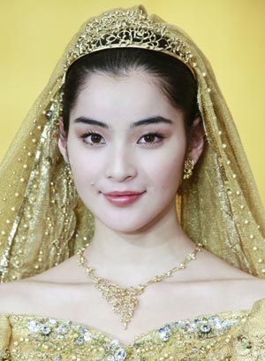 A model displays gold thread made wedding dresses, designed by Japanese designer Yumi Katsura and tiaras, and priced 30 million Japanese Yen in Tokyo, Japan, Feb. 4, 2009.(Xinhua/Ren Zhenglai) 