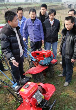 A technician (1st left) gives lessons on how to use ploughing machines at Renhe Village of Baixi Township in Yibin County, southwest China's Sichuan Province, Feb. 2, 2009. As the spring ploughing starts in south China, technical trains are given to the farmers there to help them raise efficiency.