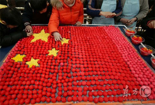 This picture taken in Hangzhou, Zhejiang Province on February 4, 2009 shows a Chinese national flag made up of 2,009 sweet dumplings. Local residents took one day to complete the one square-meter flag. The 'sweet dumpling' flag is made to celebrate the coming Lantern Festival on February 9, 2009. [Photo: icpress.cn]