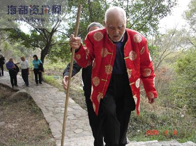 Wu Shipu, born in 1910, jogs up on Mt. Qingyuan in Quanzhou, Fujian Province, on Wednesday, February 4, 2009, reports the Cross Straits Metropolis News. [Photo: hdzxw.com]