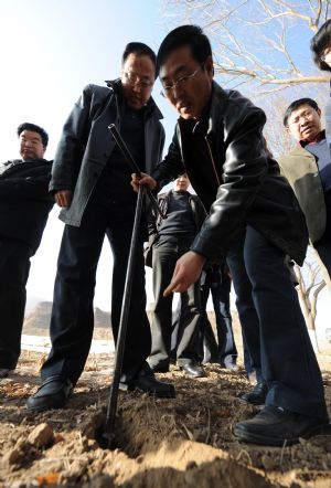 Government officials from agricultural department check drought status in the farmland of Taiping township of Huining County, northwest China's Gansu Province. The county has suffered from serious drought since September 2008 with about 150,667 hektares of farmland and 184,000 people and 326,000 livestocks short of water. [Han Chuanhao/Xinhua]